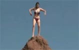 Chica en bikini saltando al agua