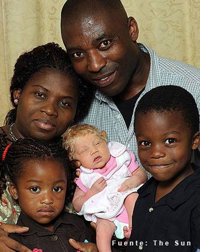 Una pareja negra tiene una hija blanca, rubia y de ojos azules