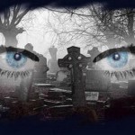 Mujeres meando en un cementerio