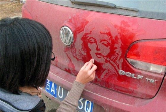 Arte con el polvo de los coches
