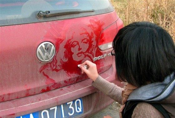 Arte con el polvo de los coches
