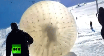 Bola de hule en pista de esquí en Rusia