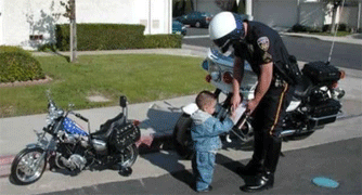 Oficial multando a niño en su motocicleta