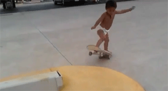 Niño brasileño de 2 años en patineta