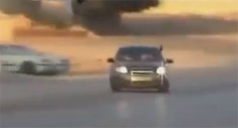 Arabe haciendo trompos con su auto